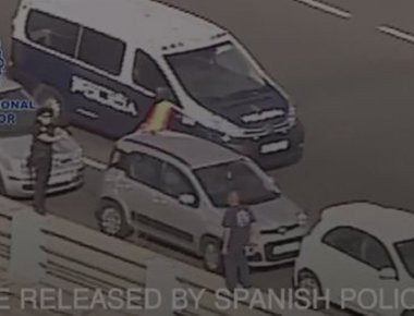 Συναγερμός στην Ισπανία: Άνδρας κρατούσε τσεκούρι στο δρόμο και απειλούσε τους πάντες (βίντεο)